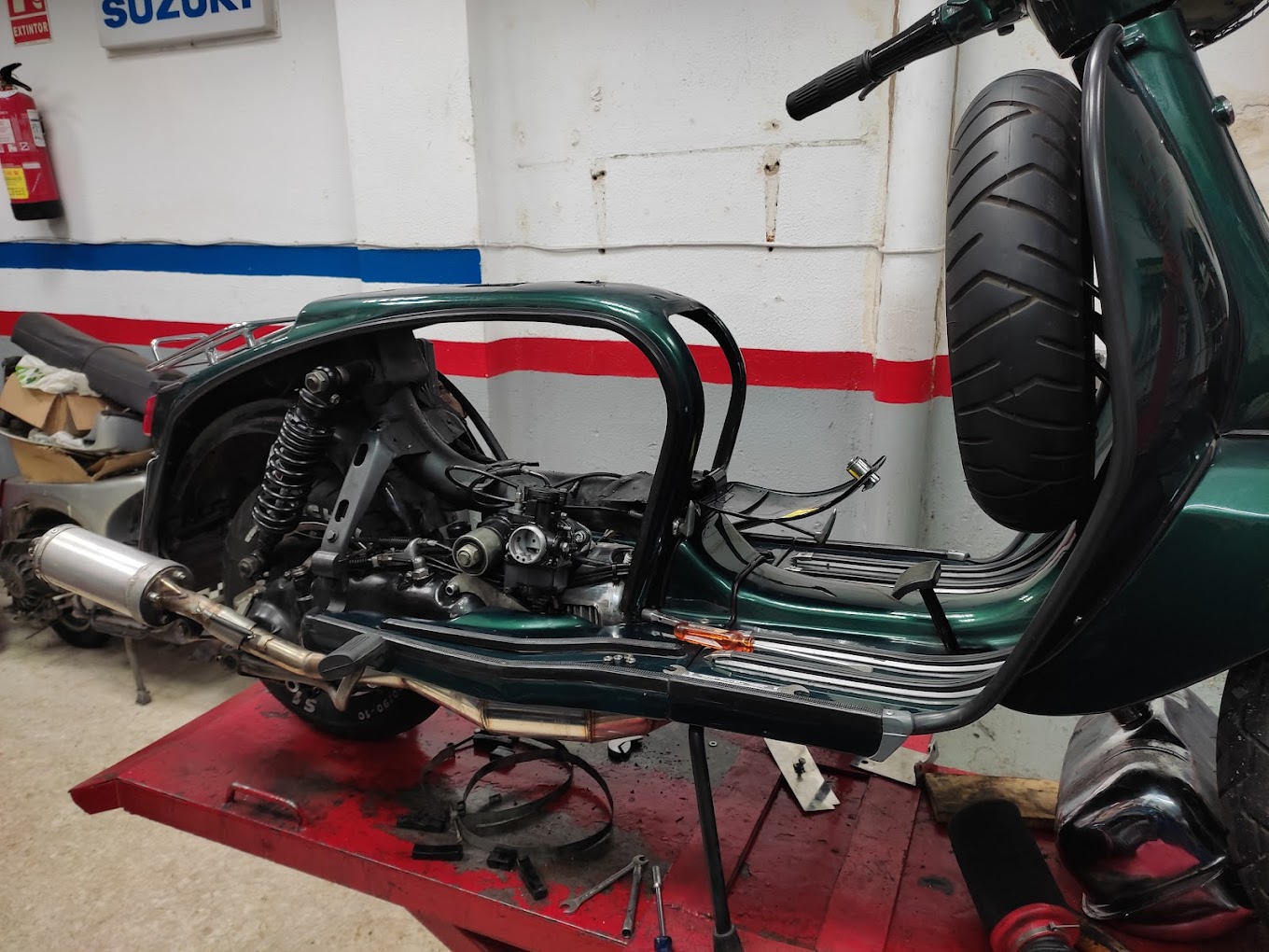 moto en un taller mecanico